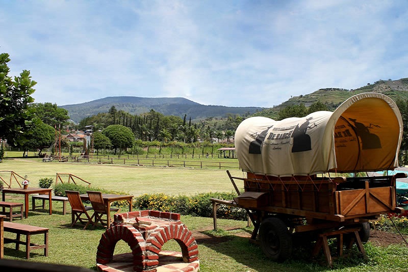 Foto Bergaya Cowboy Di De'Ranch Lembang