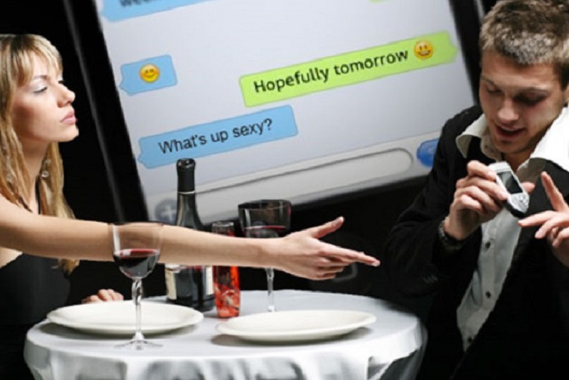 Fakta Cowok Sangat Takut Handphone di Pinjam Pacar