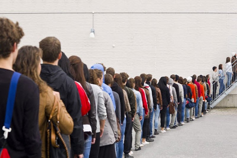 6 Hal kecil dan Bermanfaat yang dapat Kamu Lakukan Saat Antri