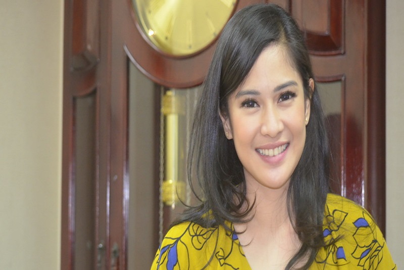 Gendong Putrinya Sendirian, Dian Sastro Bikin Netizen Penasaran 