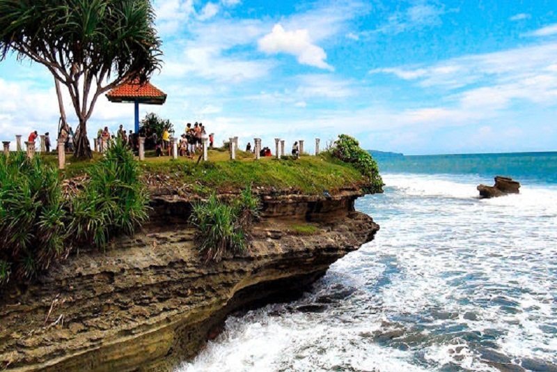 Menikmati Sensasi Tanah Lot Nya Jawa Barat Di Pantai Batu Hiu Pangandaran Ciamis