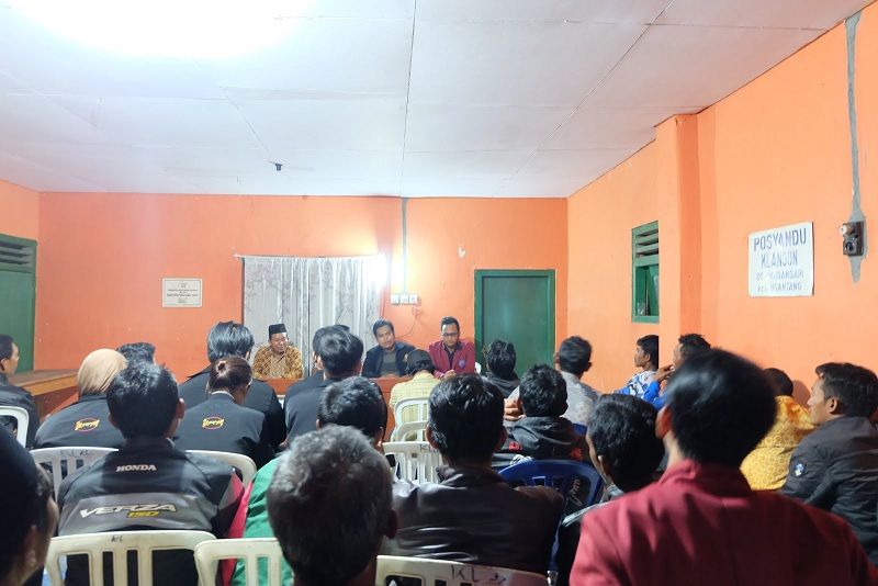 Rapat Di Rumah Pak RW Baru