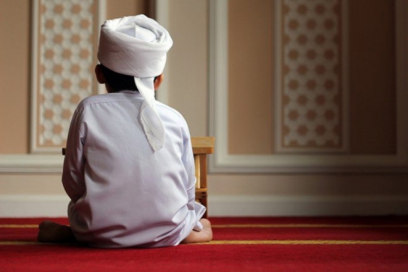 Waduh, Kelihatan Rambut saat Shalat, Sah kah?