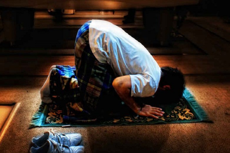 Larangan Tegas Tentang Melewati Orang Shalat
