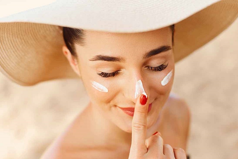 Mana yang Lebih Efektif Pakai Sunscreen Spray atau Krim?