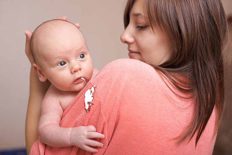 Tips Mengatasi Bayi Muntah, Mama Muda Wajib Tahu!