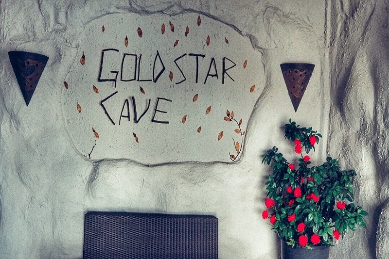 Gold Star 360 CavÃ©, Menikmati Suasana Makan Dalam Gua Putih Santorini