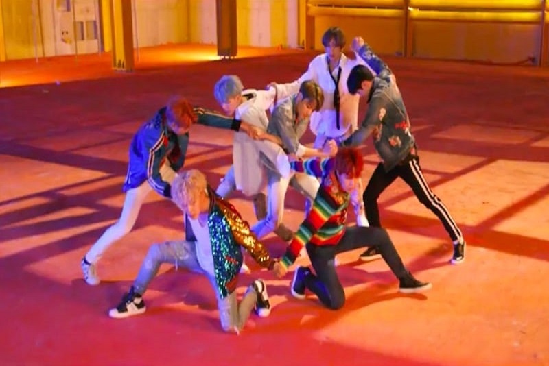 BTS Menembak Army dengan Lagu DNA
