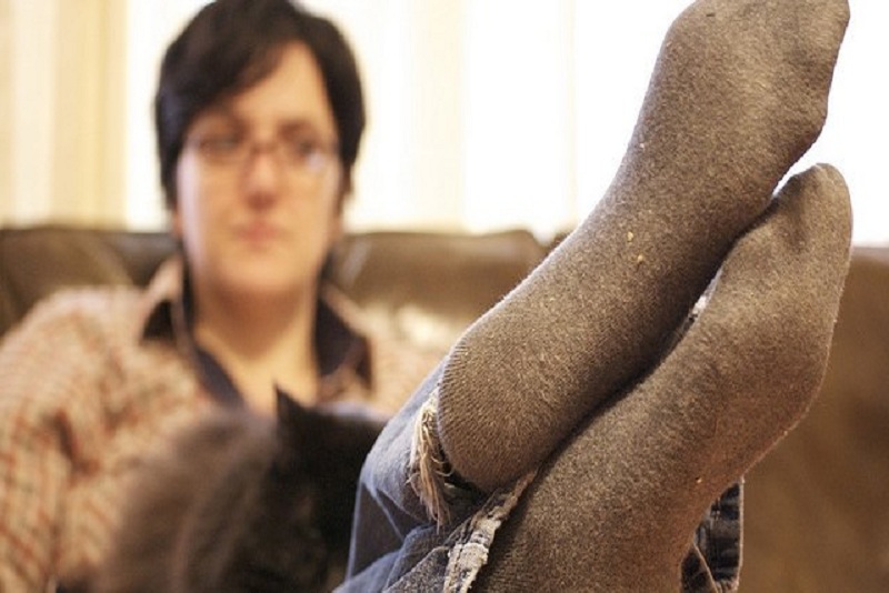 Merasa Tak PD Karena Kaos Kakimu Mudah Bau? Lakukan 5 Cara ini!