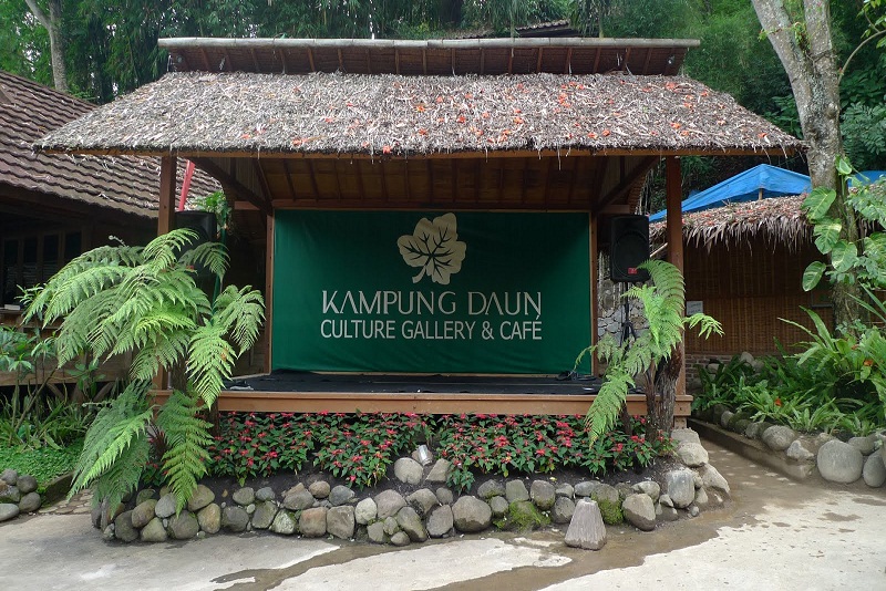 Suasana Romantis Di Kampung Daun Lembang