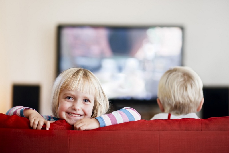 Anak Anda sering Menonton Televisi? Simak Tips untuk Menghindari Dampak Buruknya!