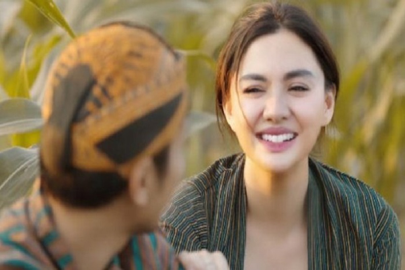 Baru Melahirkan, Penyanyi Cantik Vicky Shu Jalani Pingitan Selama 40 Hari