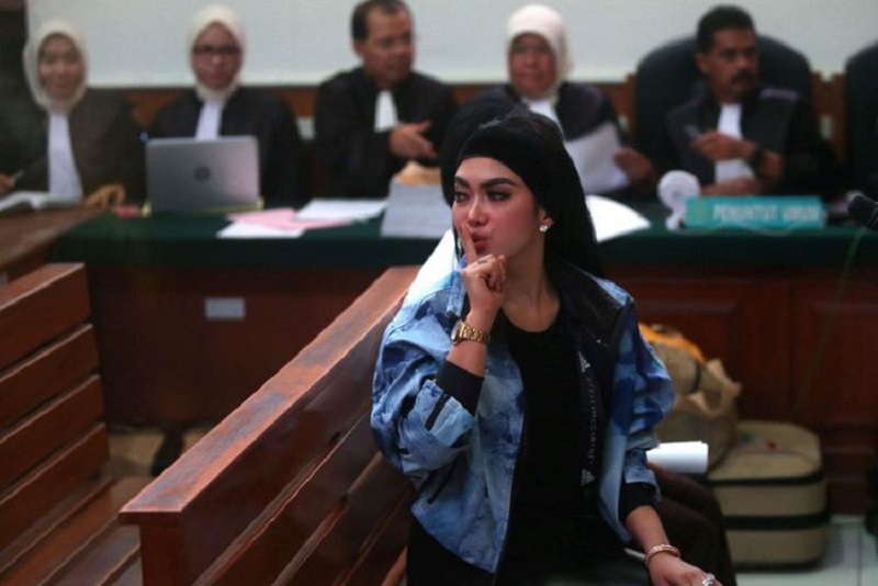 Syahrini Kepanasan Manja dan Buka Jaketnya saat jadi Saksi Sidang First Travel