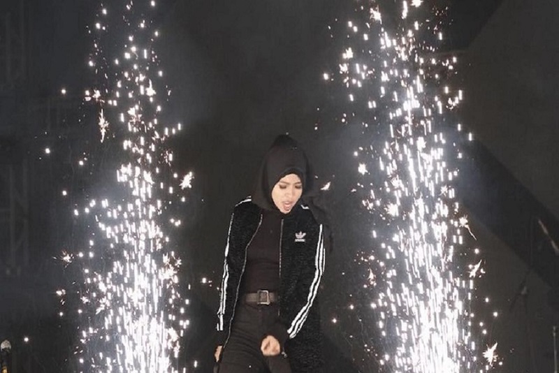 Tantri Kotak Hijrah Tampil Panggung Mengenakan Hijab