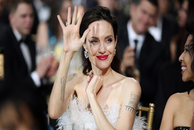 Nonton Film Tomb Raider, Angelina Jolie  didampingi oleh Bodyguard