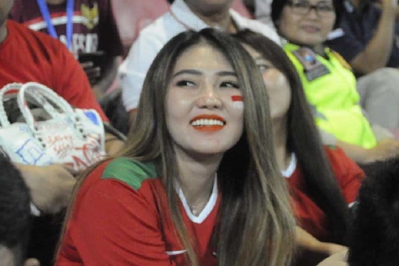 Keren… Via Vallen Tak Hanya Teriak tapi juga Turun  Memberikan Penghormatan untuk Kemenangan  AFF U-16