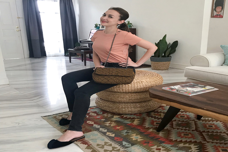 Tampil Cantik dengan Gaya Simpel ala Rianti Cartwright