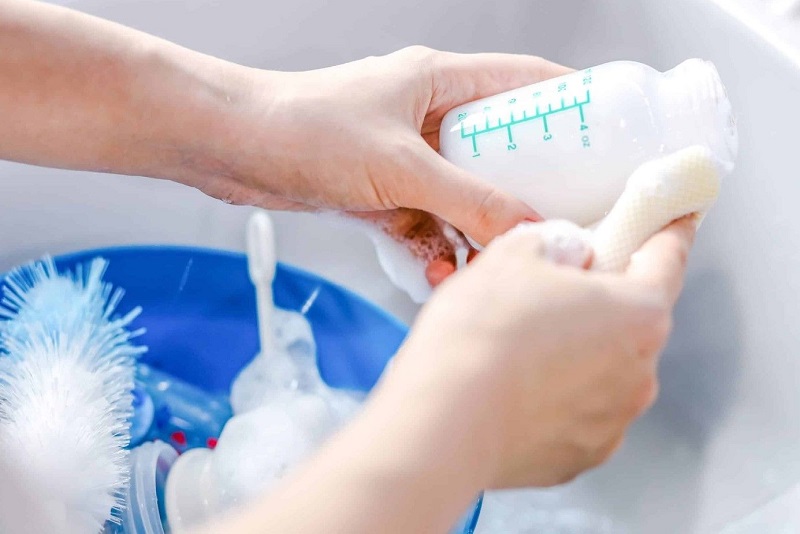 Cara Bersihkan Botol Susu yang Tepat ala SehatQ