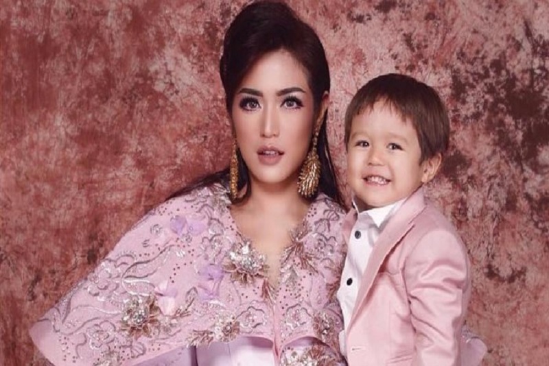 Jessica Iskandar Tulis Pesan Bijak ini untuk Putra Semata Wayangnya