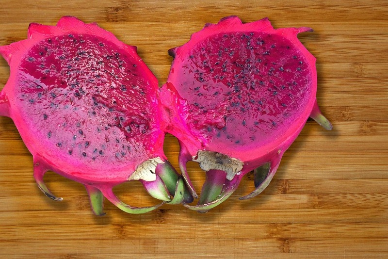 5 Manfaat Tak Terduga Buah Naga bagi Kecantikan Kulit