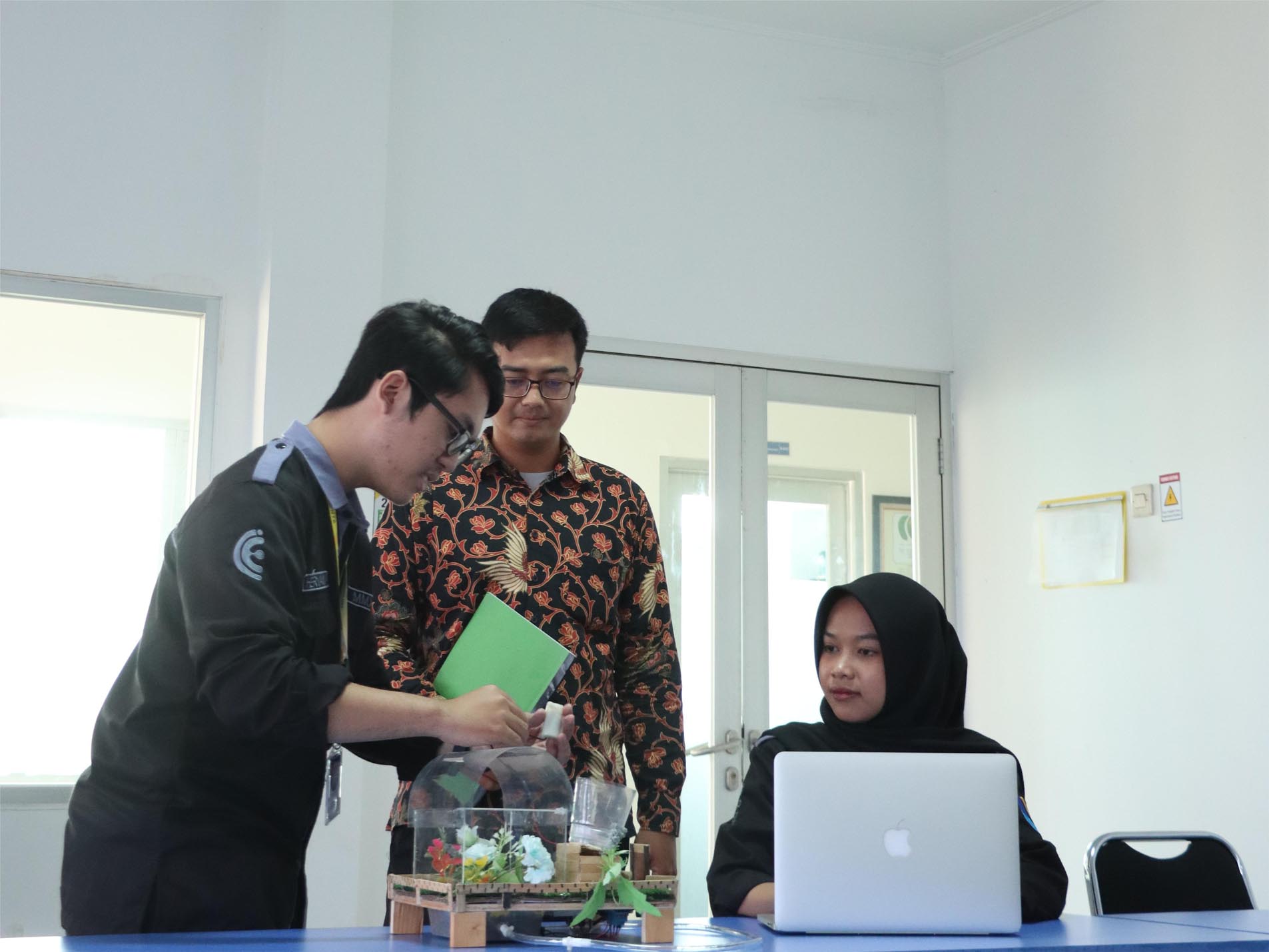 Bagaimana Cara Menemukan Universitas Yang Ada Jurusan Teknik Industri Dengan Fasilitas Laboratorium Terlengkap?