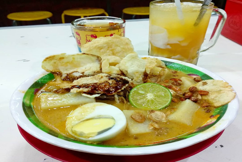 Lontong Kari, Kuliner Kuah Bersantan Legendaris yang Gurih dan Nikmat