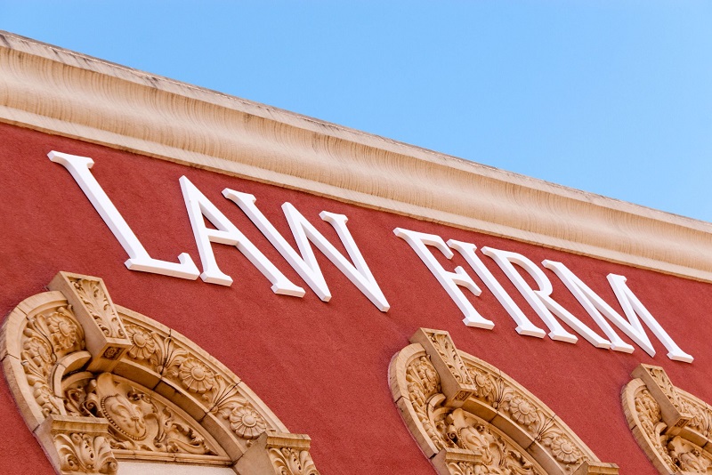 Manfaat Menggunakan Jasa Law Firm