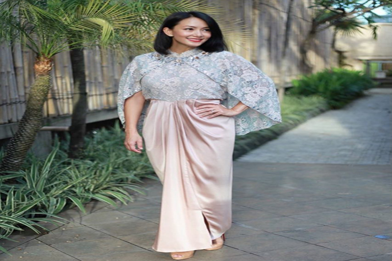 Susan Bachtiar Merileksasikan Tubuh dengan Scrub Garam