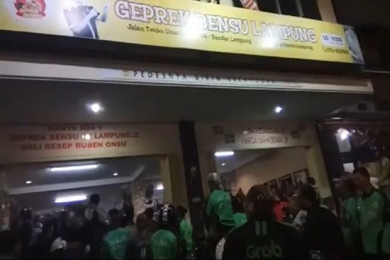 Tukang Ojek Online di Keroyok Karyawan Geprek Ruben Onsu
