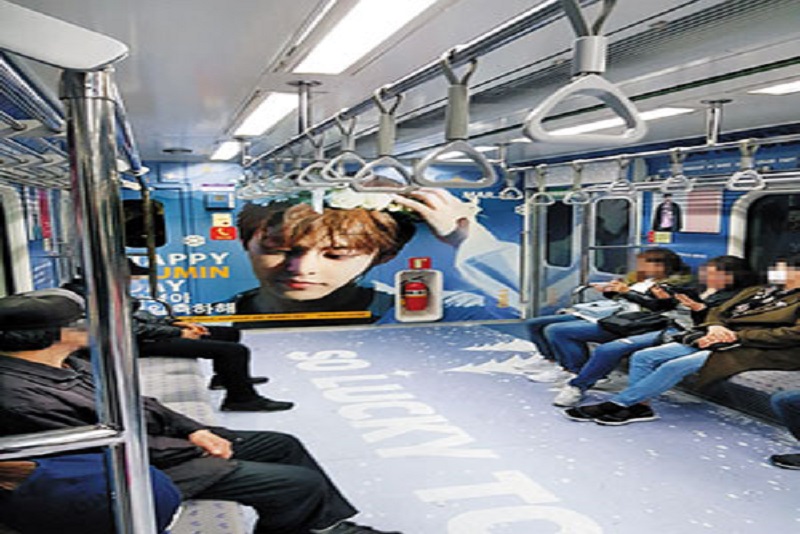 Wajah Xuimin EXO Bertebaran di Subway
