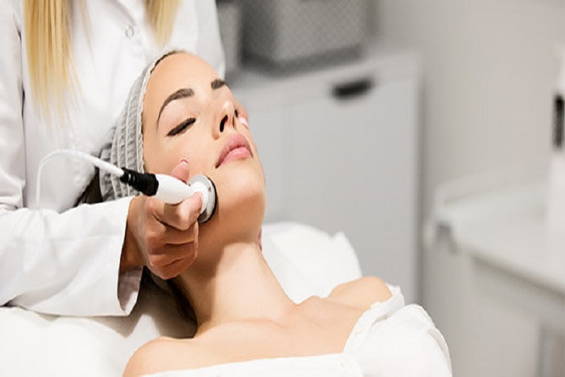 Fakta Mengejutkan Setrika Wajah yang Bisa Mengecilkan Pori-Pori