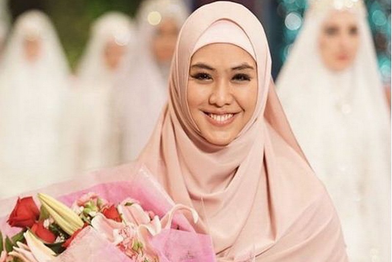 Unggah Foto saat Berusia 3 tahun, Ternyata Wajah Oki Setiana Dewi Bagai Pinang Dibelah Dua dengan Putri Pertamanya
