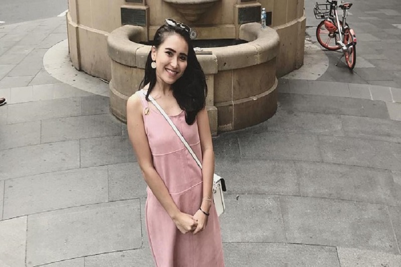 Ayu Ting Ting tidak Segan Turun Tangan Langsung untuk Layani Pembeli Toko Kuenya